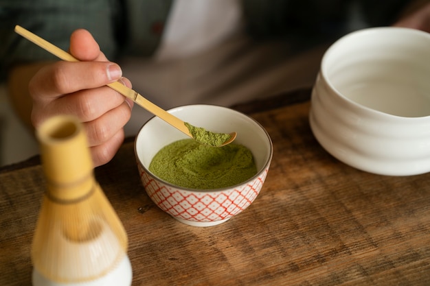 Persona che ha una tazza di tè matcha