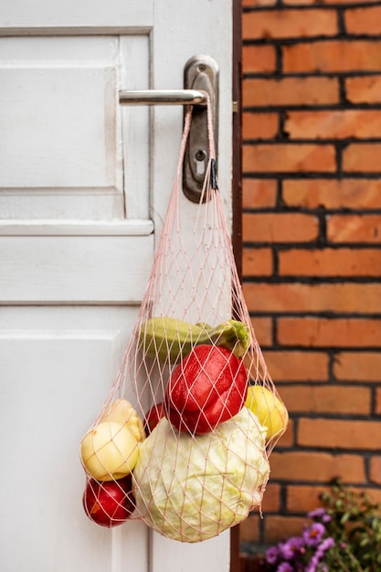 Foto gratuita persona che aiuta i vicini con il cibo