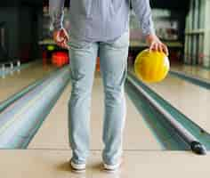 Foto gratuita persona in possesso di una palla da bowling