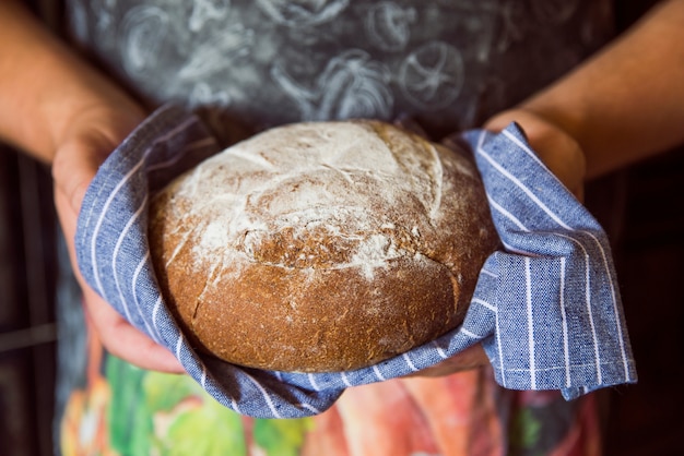 Persona in possesso di un panino vista frontale