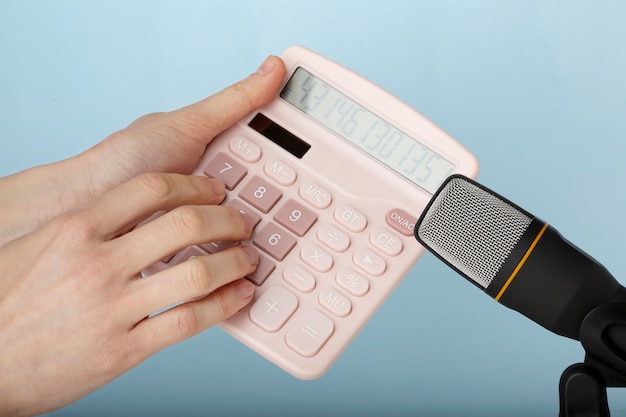 Free photo person holding calculator close to microphone for asmr