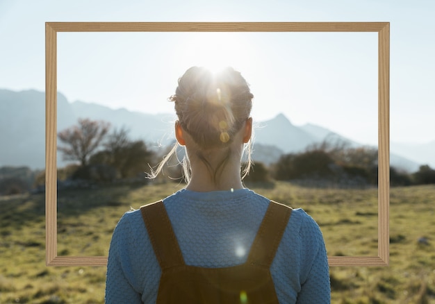 Foto gratuita persona che tiene il telaio con il concetto di paesaggio naturale aperto