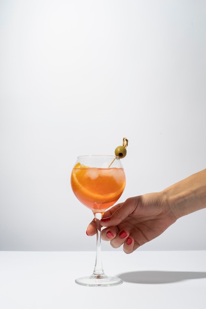 Foto gratuita persona che tiene un bicchiere di cocktail rinfrescante