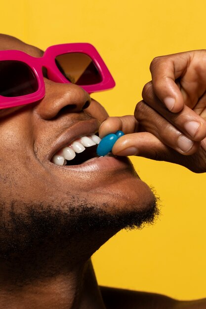 Человек, держащий желейные конфеты во рту