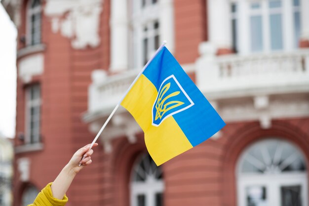 ウクライナの旗を持っている人