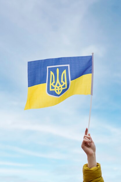 ウクライナの旗を持っている人