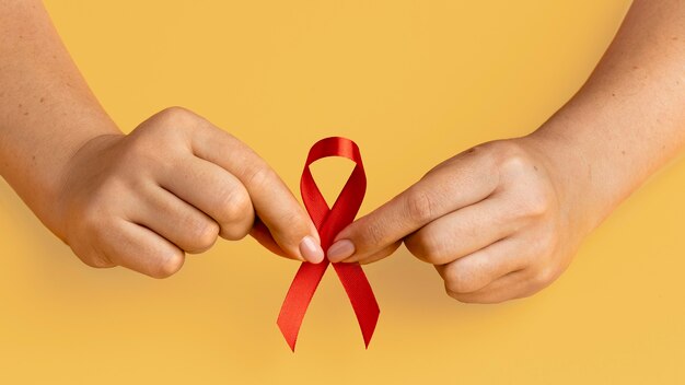 Лицо, держащее ленту всемирного дня борьбы со СПИДом