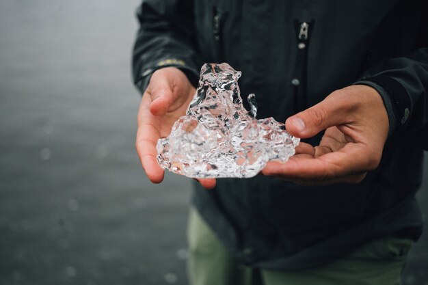 사람이 아이슬란드에서 빙하 얼음 조각을 보유