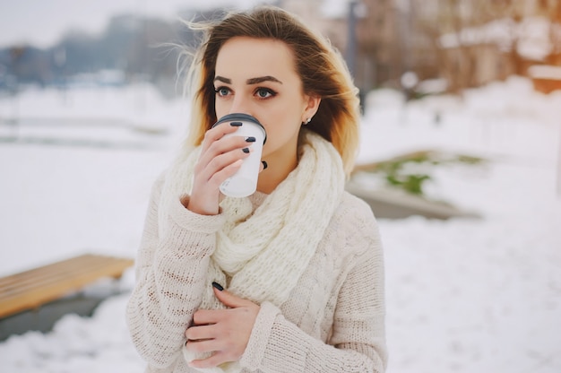 Foto gratuita persona parco invernale vacanze da solo