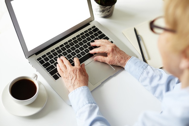 Foto gratuita una persona sta usando il laptop per lavoro