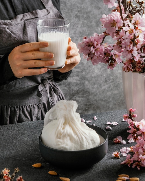 Бесплатное фото Человек, делающий миндальное молоко