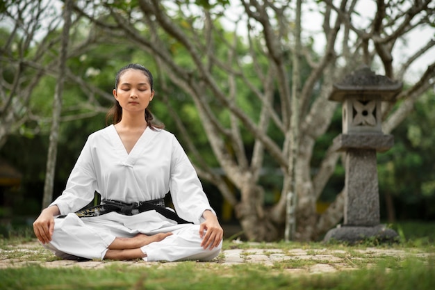 Человек медитирует перед тренировкой тхэквондо