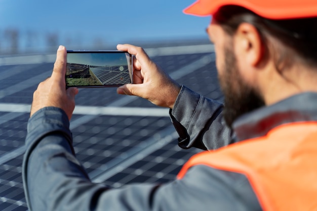 Foto gratuita persona vicino a un impianto di energia alternativa