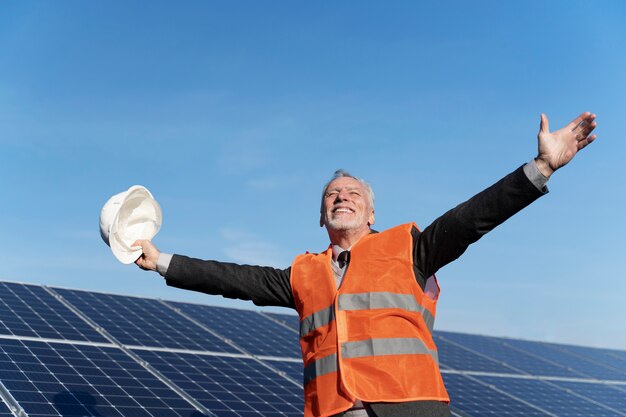 Человек возле завода альтернативной энергии