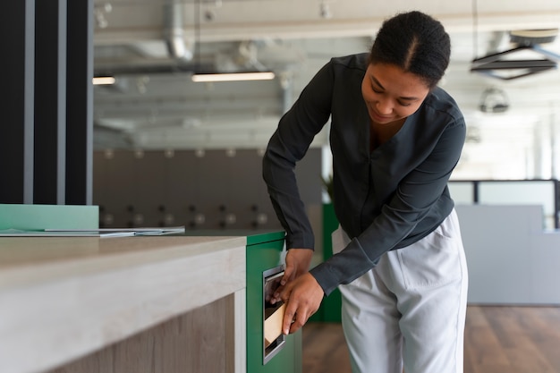 Foto gratuita persona in ufficio durante una giornata lavorativa