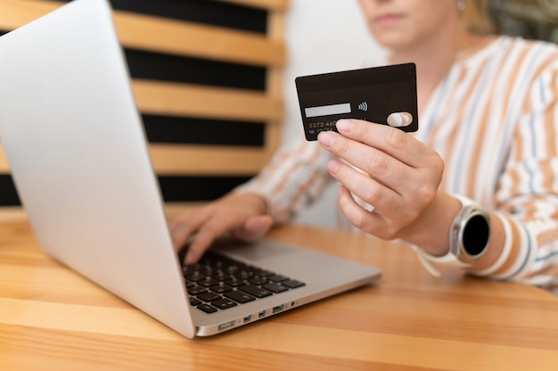 Person paying with its credit card