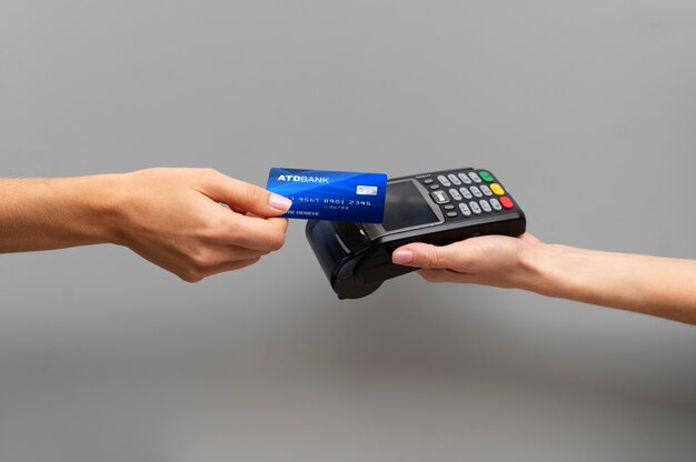 Person paying with its credit card