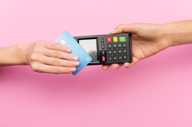 Person paying with its credit card