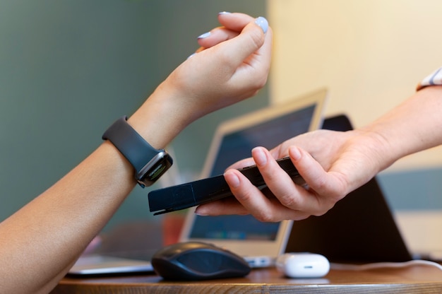 Person paying with its smartwatch wallet app