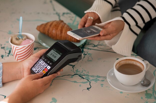 Человек, оплачивающий с помощью NFC-технологии в ресторане