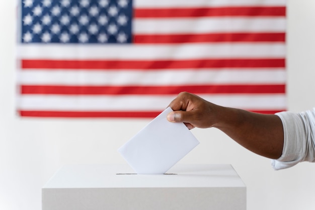 Person placing its vote in a box