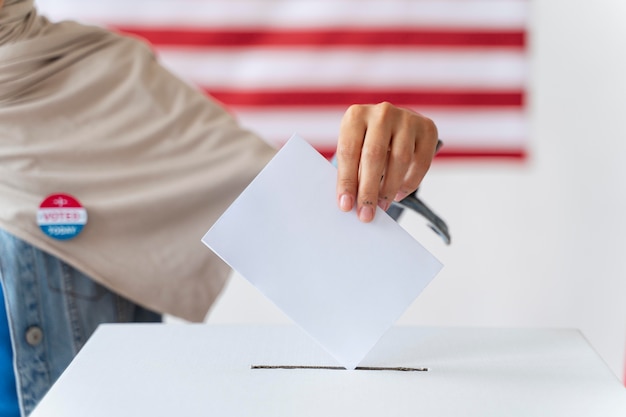 Foto gratuita persona che mette il suo voto in una casella