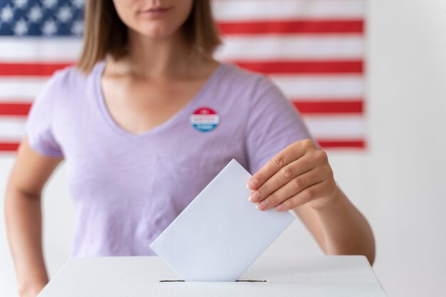 Person placing its vote in a box