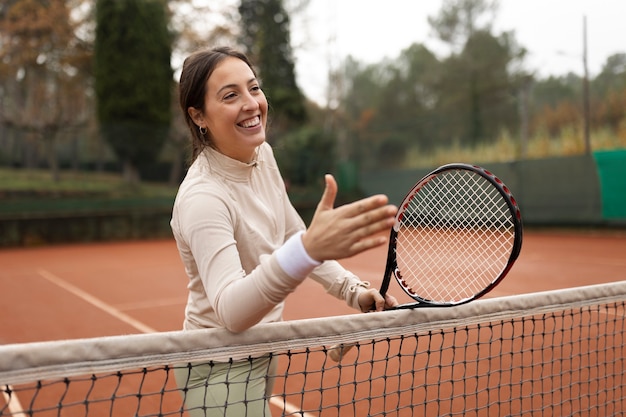 Persona che gioca a tennis in inverno