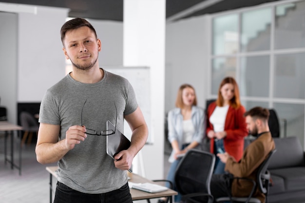 Foto gratuita persona in posa accanto ai colleghi