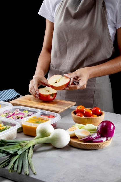 Persona che pratica la cottura in batch con cibo sano