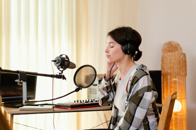 家で一人で音楽を練習している人