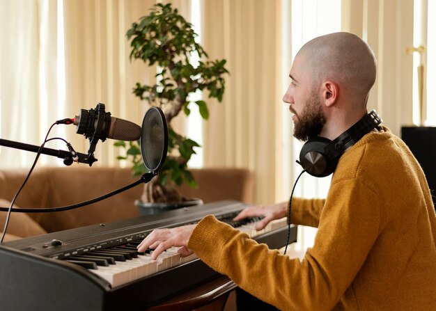 ホームスタジオで音楽を練習している人