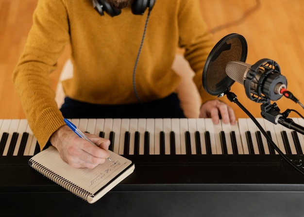 Бесплатное фото Человек, практикующий музыку в домашней студии