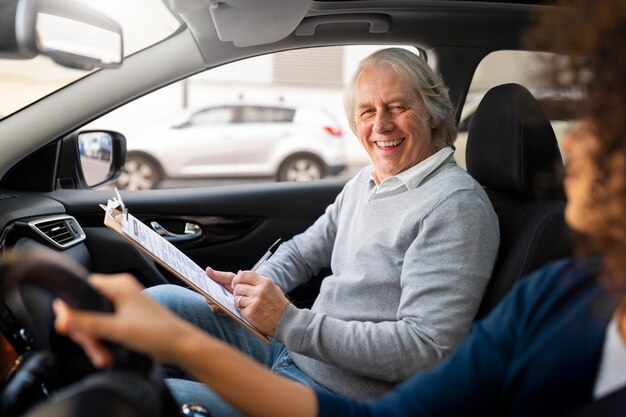 運転免許を取得する準備をしている人