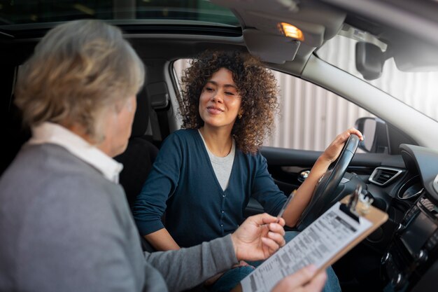 運転免許を取得する準備をしている人