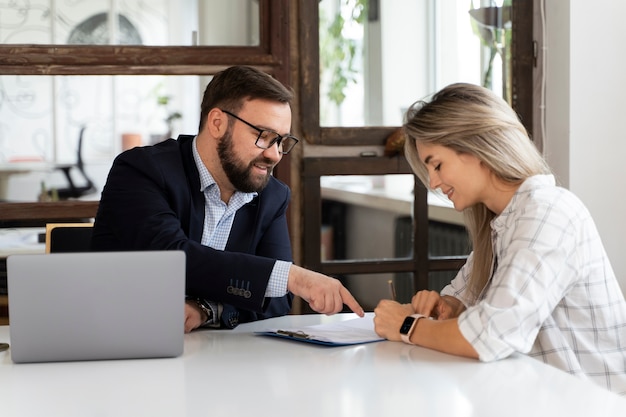 Foto gratuita persona che presenta le proprie dimissioni dal lavoro