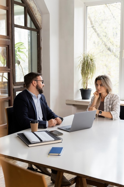 Foto gratuita persona che presenta le proprie dimissioni dal lavoro