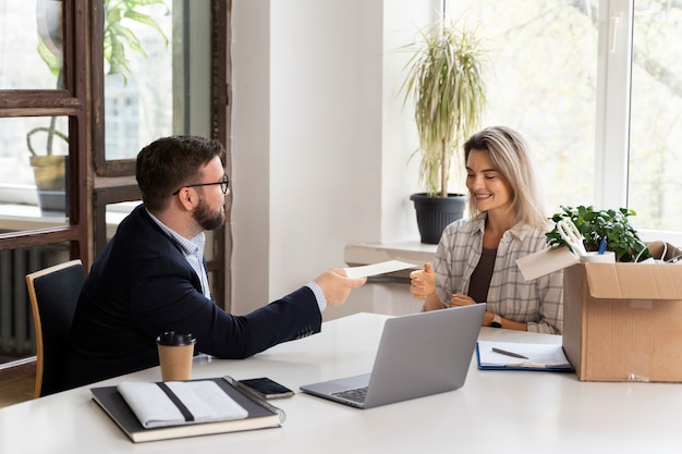 Foto gratuita persona che presenta le proprie dimissioni dal lavoro