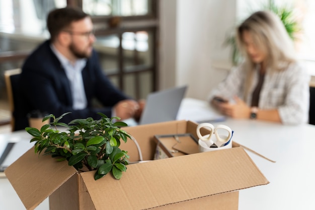 Foto gratuita persona che presenta le proprie dimissioni dal lavoro