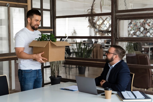 Foto gratuita persona che presenta le proprie dimissioni dal lavoro