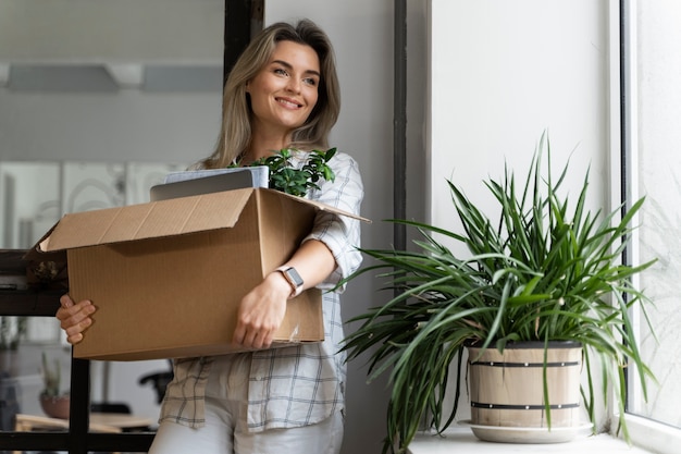 Foto gratuita persona che presenta le proprie dimissioni dal lavoro