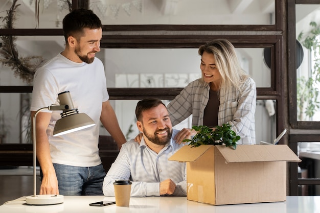 Foto gratuita persona che presenta le proprie dimissioni dal lavoro