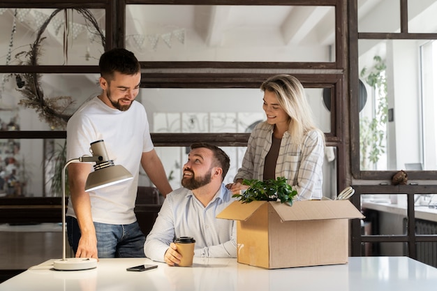 Foto gratuita persona che presenta le proprie dimissioni dal lavoro