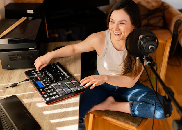 Foto gratuita persona che produce musica in home studio