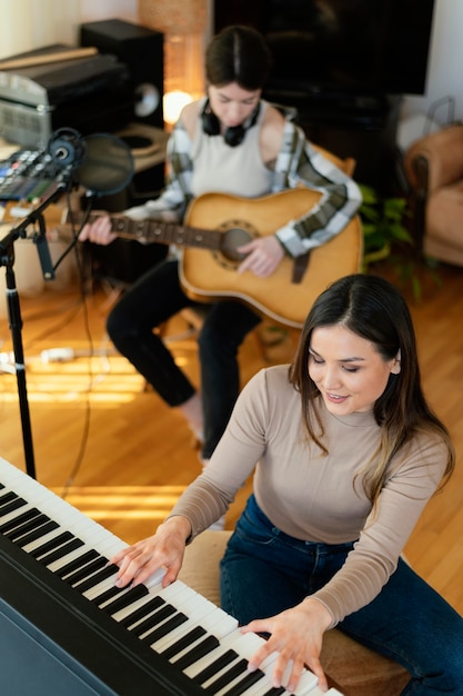 Foto gratuita persona che produce musica al chiuso