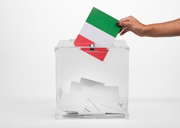 투표함에 이탈리아 국기 카드를 넣는 사람