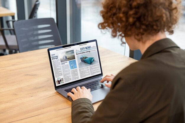 디지털 기기를 사용하여 온라인 잡지를 읽는 사람