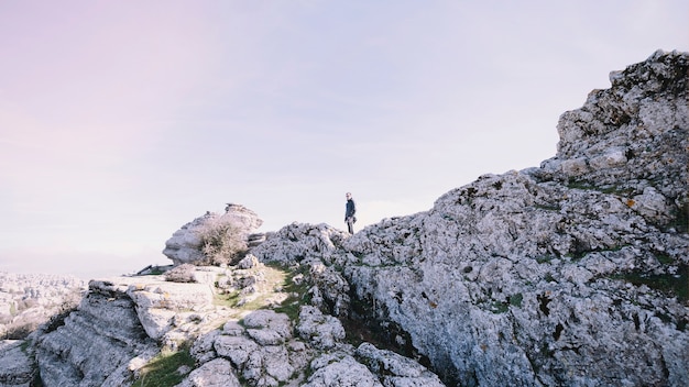 Foto gratuita persona su roccia