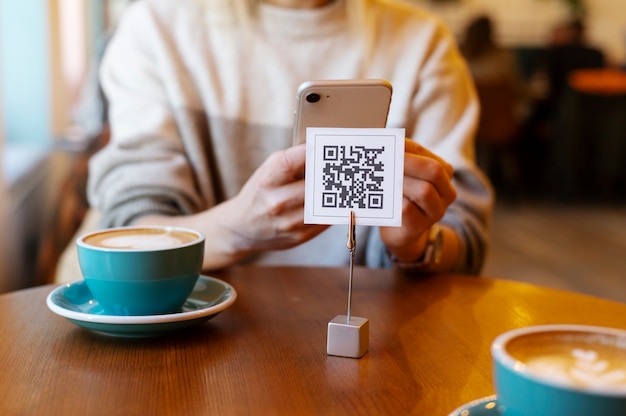 Человек, сканирующий qr-код в столовой