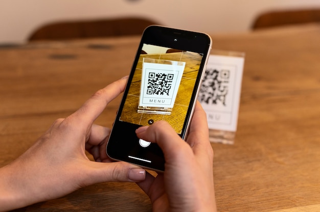 Foto gratuita persona che esegue la scansione del codice qr